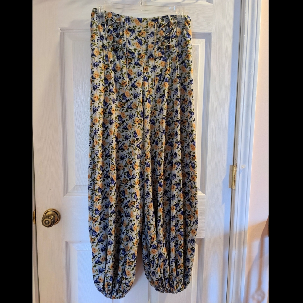 🆕WOT UO | Floral High Waisted Wide Leg Pants